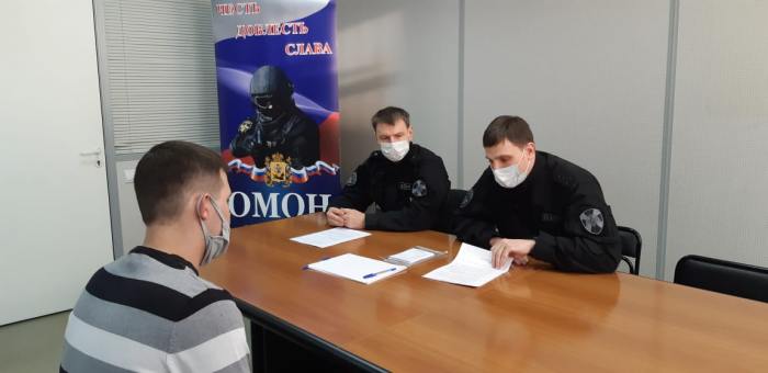 Сотрудники архангельского ОМОН встретились с гражданами, желающими поступить на службу в Росгвардию