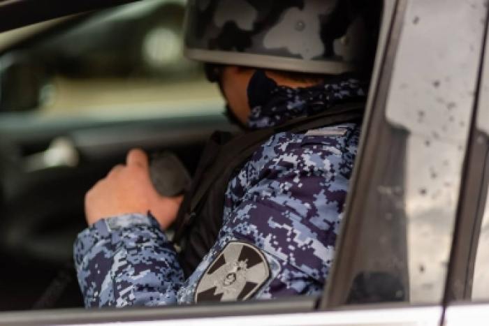 В Архангельске экипаж вневедомственной охраны Росгвардии задержал мужчину с наркотическим веществом