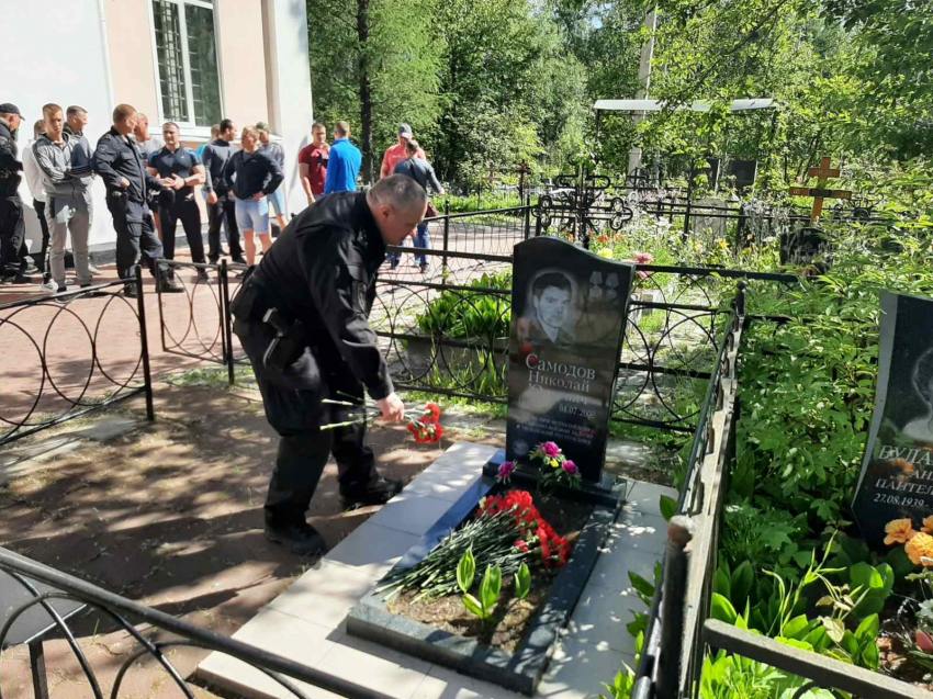 В Архангельске сотрудники Росгвардии почтили память погибшего бойца ОМОН
