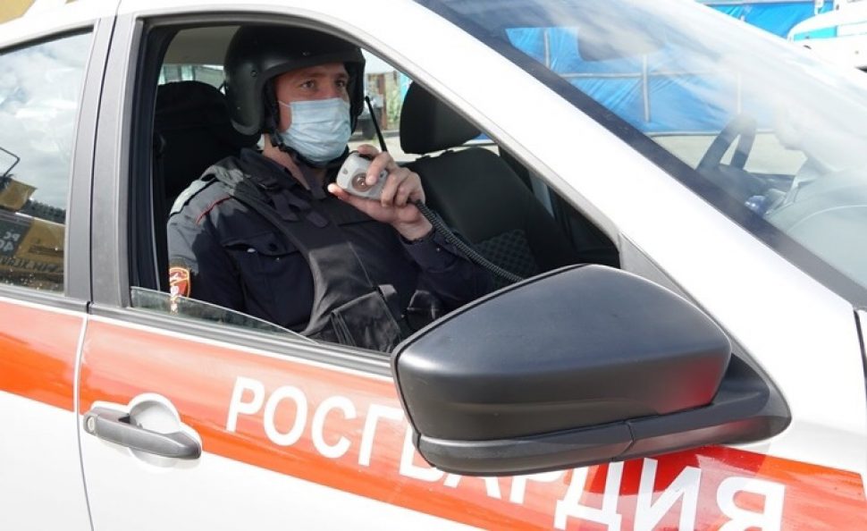 Сотрудники Росгвардии задержали архангелогородок, подозреваемых в хищении товара из магазина 