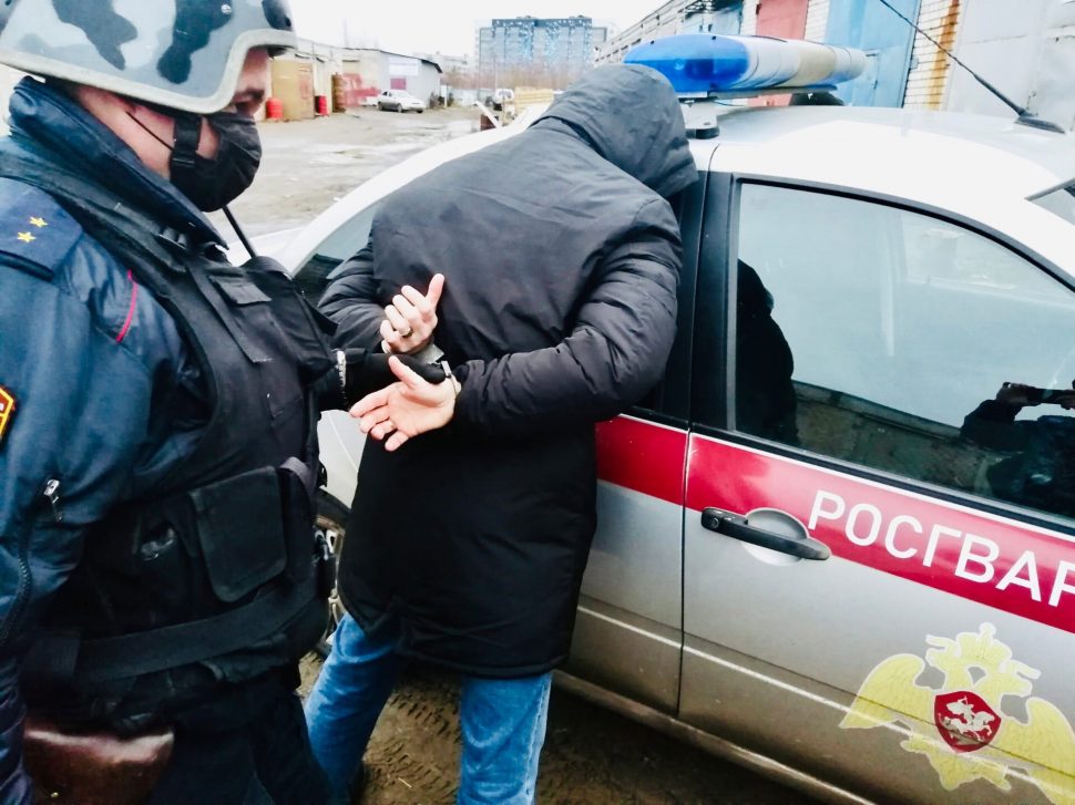 Северодвинские росгвардейцы задержали рецидивиста совершившего кражу дорогой алкогольной продукции 