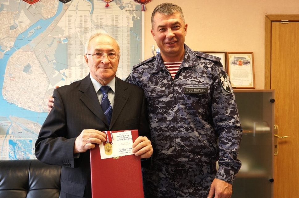 Росгвардейцы поздравили с 70-летним юбилеем председателя региональной ветеранской организации