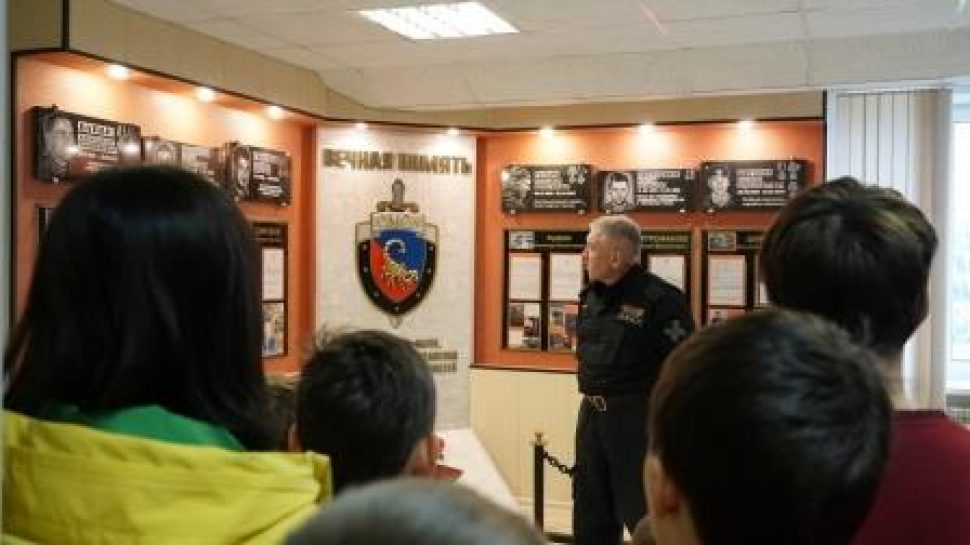В Архангельске сотрудники ОМОН Росгвардии продемонстрировали технику и вооружение воспитанникам детского дома