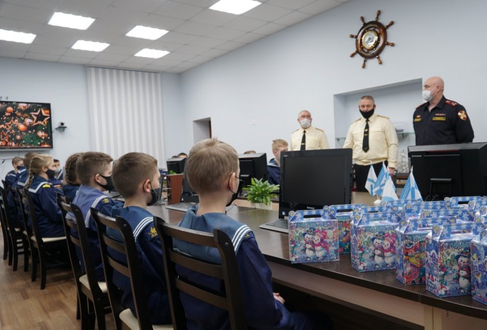 «Дед Мороз» Росгвардии поздравил архангельских кадет с новогодними праздниками