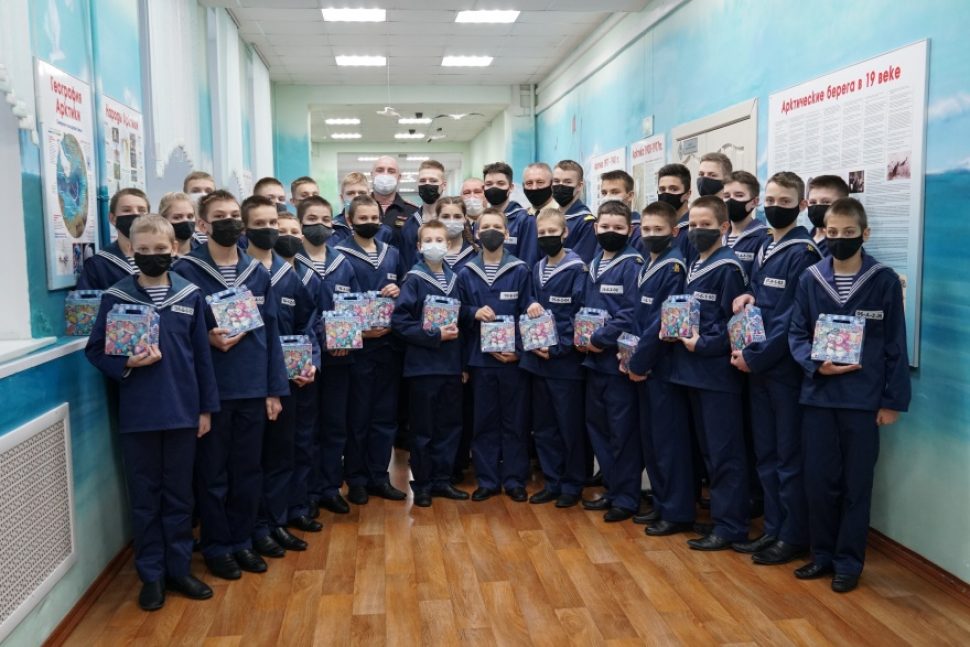 «Дед Мороз» Росгвардии поздравил архангельских кадет с новогодними праздниками