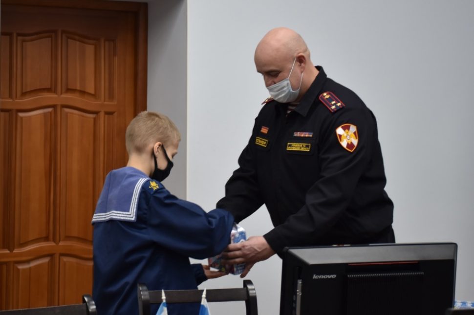 «Дед Мороз» Росгвардии поздравил архангельских кадет с новогодними праздниками
