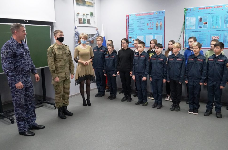 Архангельским школьникам из подшефных Росгвардии классов вручили новогодние подарки