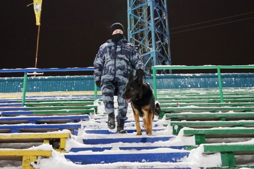 ОМОН Росгвардии обеспечил безопасность во время домашней игры архангельского «Водника»