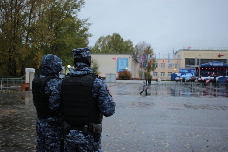 В Северодвинске росгвардейцы обеспечили охрану общественного порядка на праздновании 70-летия Центра судоремонта «Звездочка»