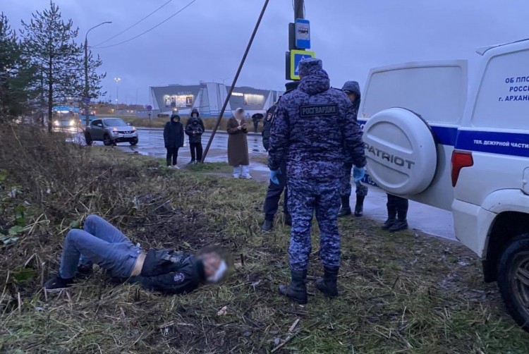 Сотрудники Архангельского филиала вневедомственной охраны Росгвардии передали буйного пассажира автобуса полиции   