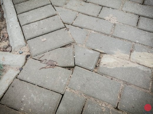 Иногда в стыки между брусчаткой может провалится каблук у неосторожной женщины