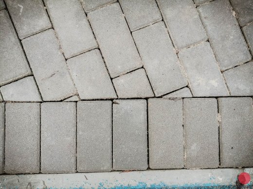 Замысловатые узоры новоуложенной брусчатки