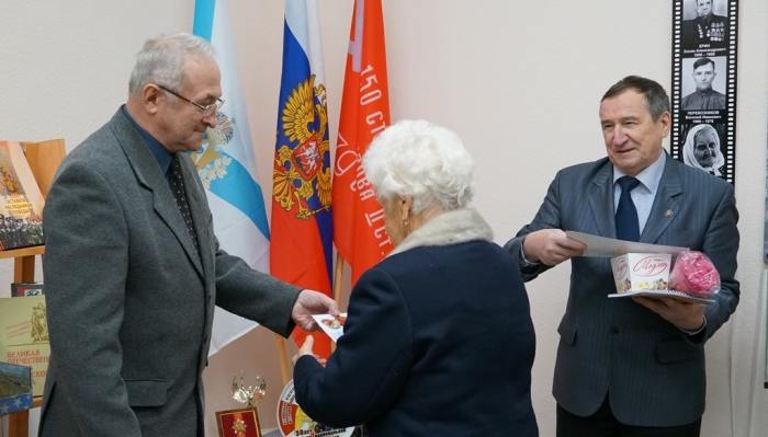 Председатель ветеранской организации Росгвардии вручил памятные медали активистам совета ветеранов Архангельска 