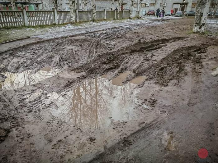 В Северодвинске проезд через благоустроенную территорию перегородили бетонными блоками