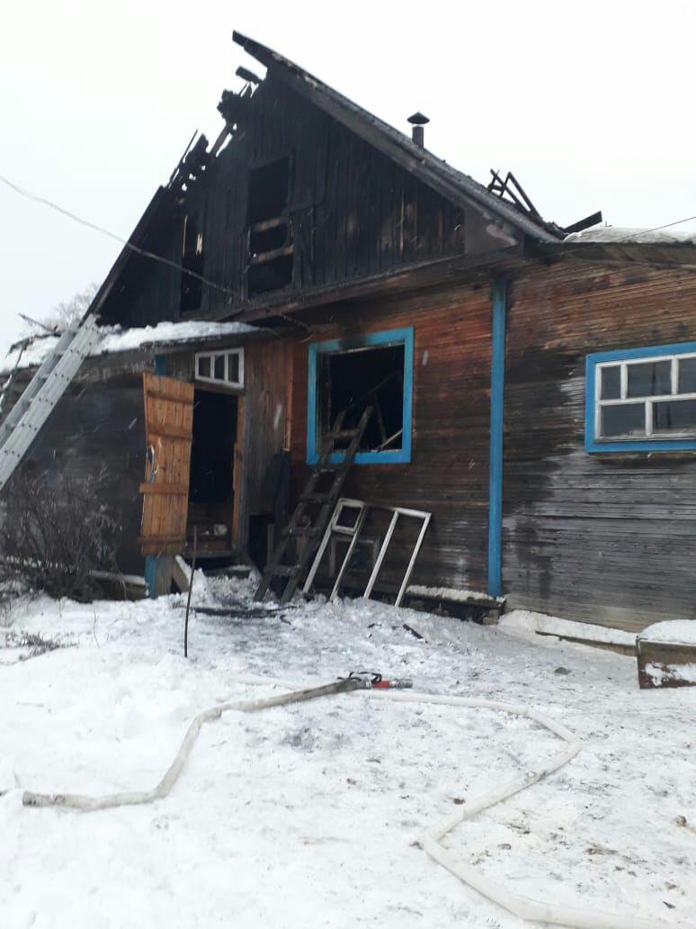 При пожаре в частном доме погибли 3 человека