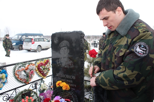 Маме погибшего сотрудника спецназа УФСИН вручили подарок на день рождения
