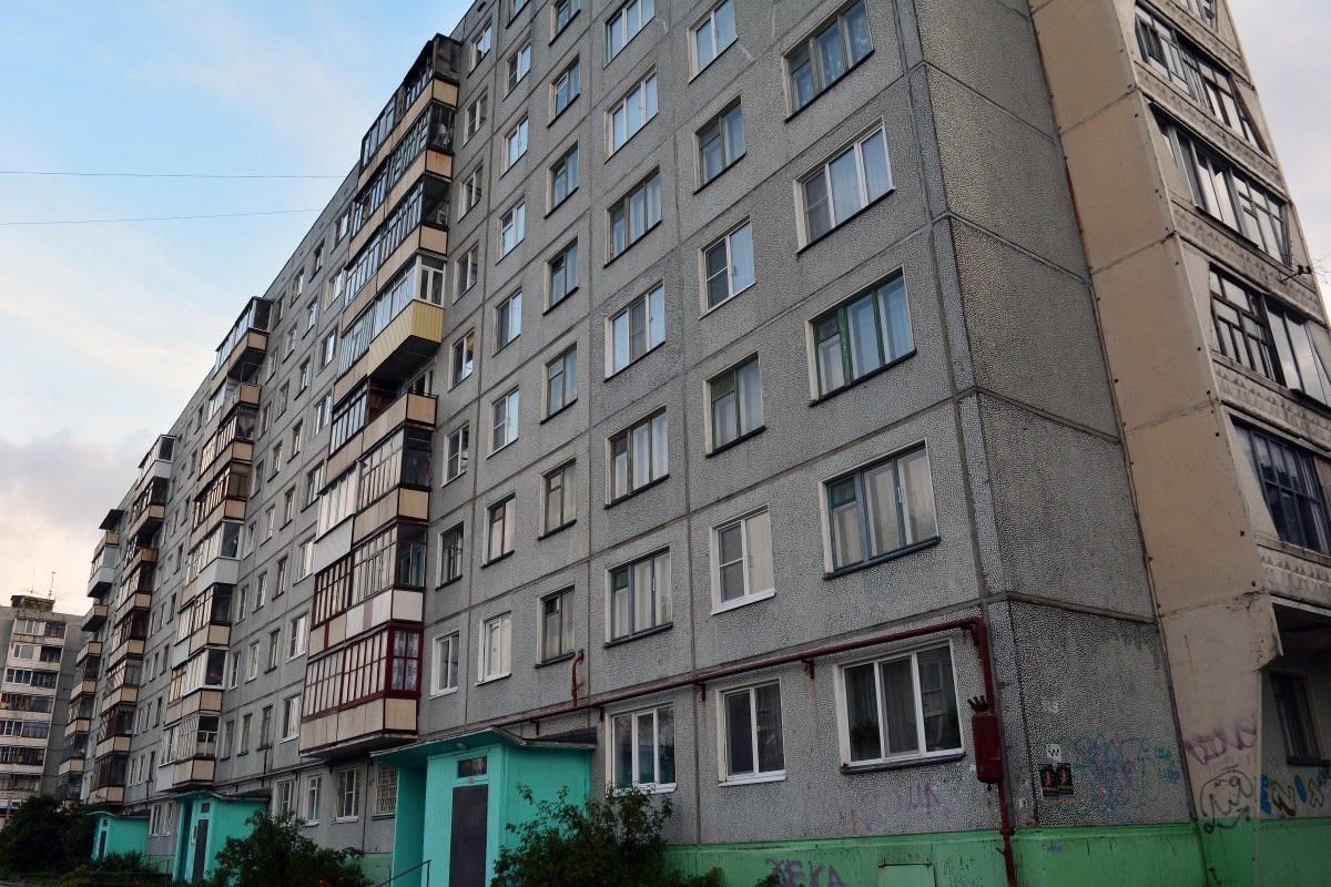 Архангелогородка перелезла через балкон, чтобы помочь соседу