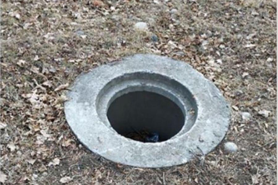 В Архангельске пенсионер травмировался, провалившись в яму