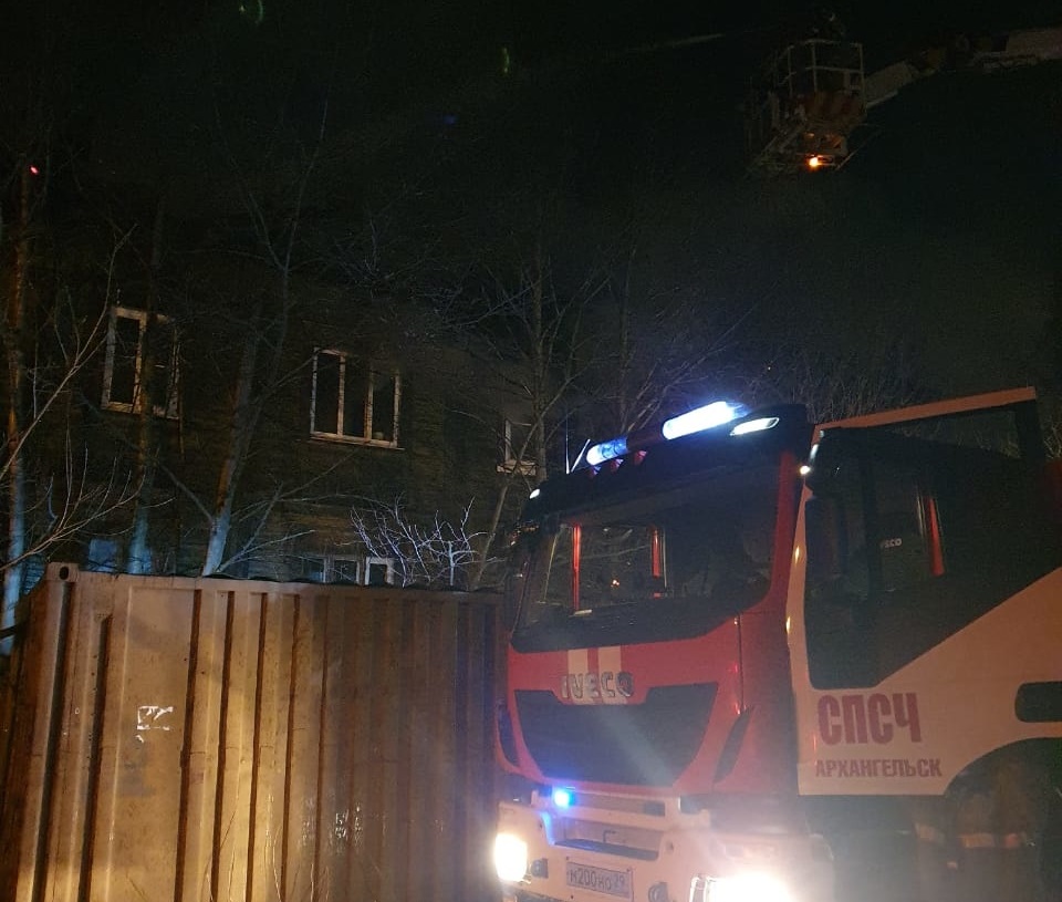 Архангельский полицейский спас из огня 3 человек