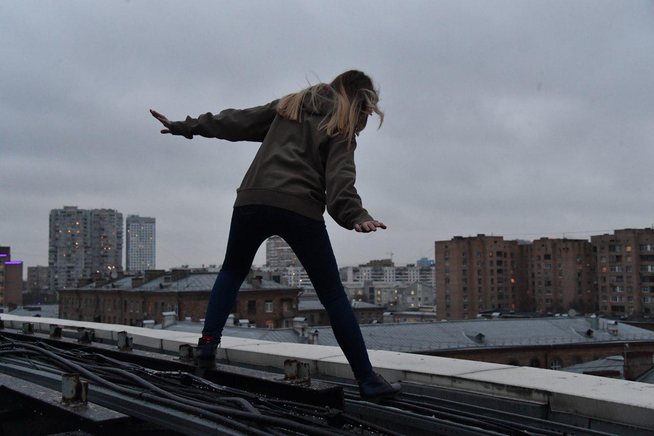 Девушка хочет прыгнуть с крыши
