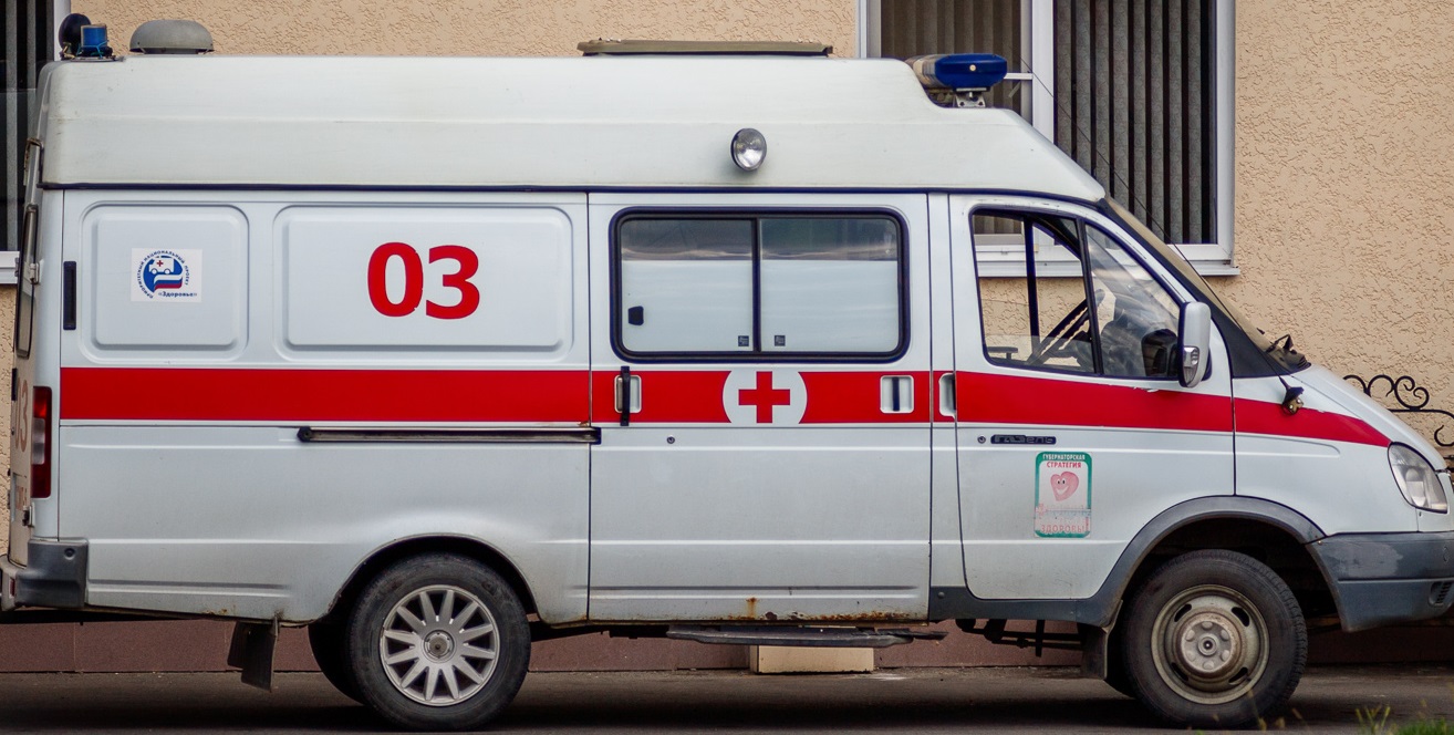 В Холмогорах рабочий упал с высоты при разборке ветхого здания