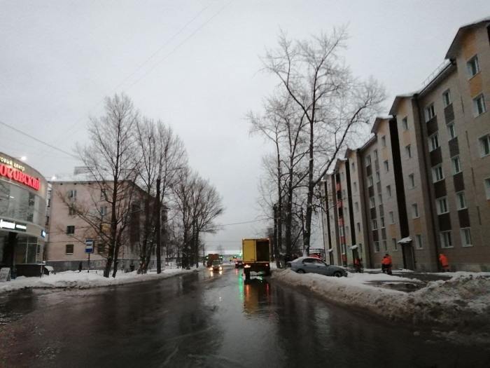 В Северодвинске на улице Ломоносова устраняют последствия аварии на магистрали