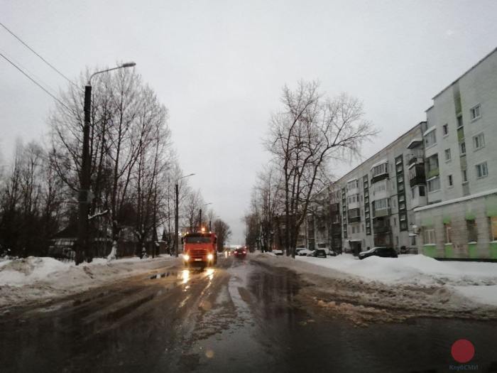 В Северодвинске на улице Ломоносова устраняют последствия аварии на магистрали