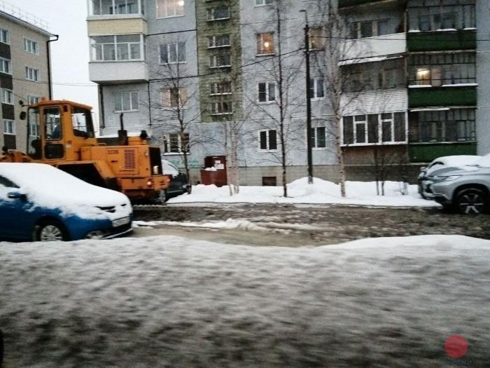 В Северодвинске на улице Ломоносова устраняют последствия аварии на магистрали