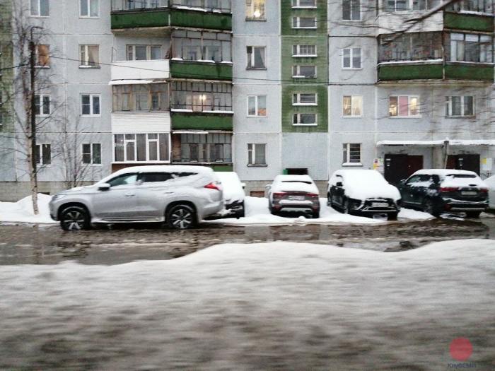 В Северодвинске на улице Ломоносова устраняют последствия аварии на магистрали