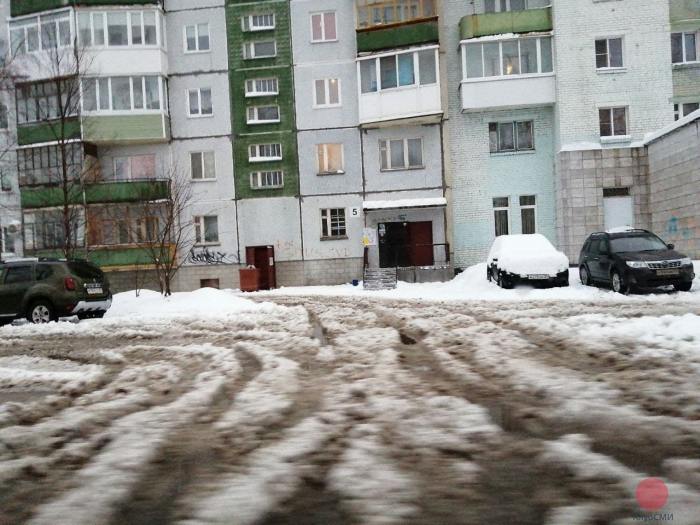 В Северодвинске на улице Ломоносова устраняют последствия аварии на магистрали