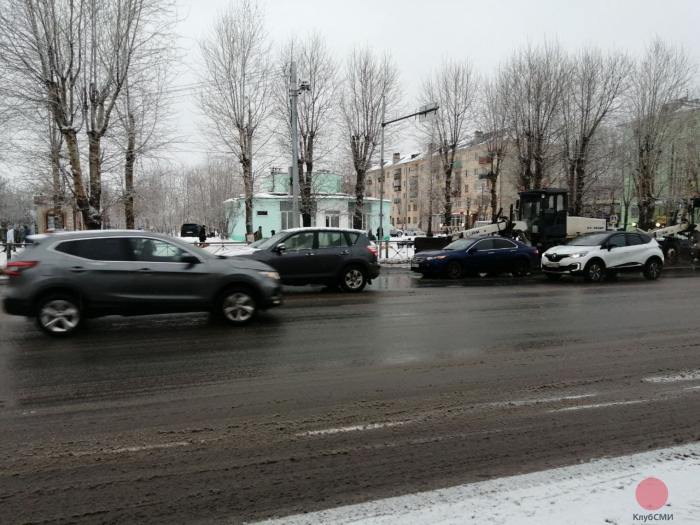 В Северодвинске грейдер не поделил дорогу с легковушкой