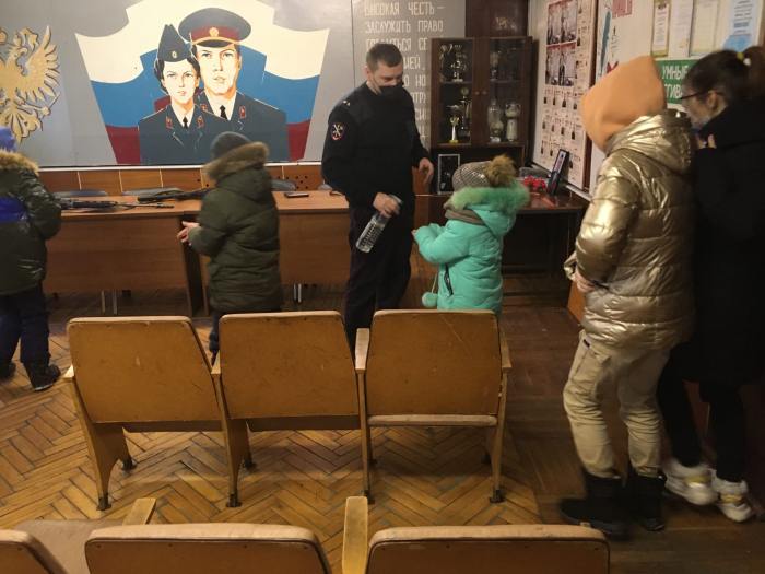Сотрудники полиции провели экскурсию для детей из детского дома Рембуево