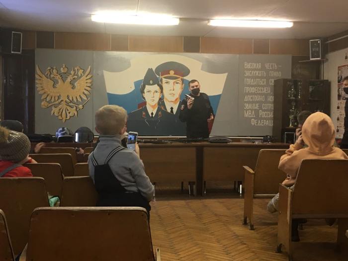 Сотрудники полиции провели экскурсию для детей из детского дома Рембуево
