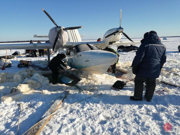 В Архангельской области рыбаки вытащили застрявший на озере самолёт 
