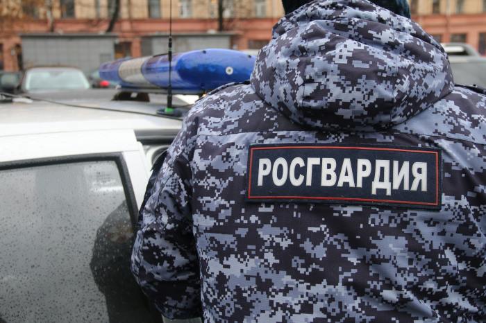 Автопатруль Росгвардии задержал северодвинца, убежавшего из магазина с товаром