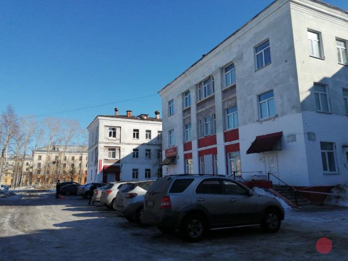 Спасатели помогли убрать снег с крыши здания женской консультации