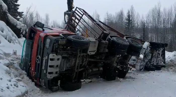 В Пинежском районе опрокинулся лесовоз