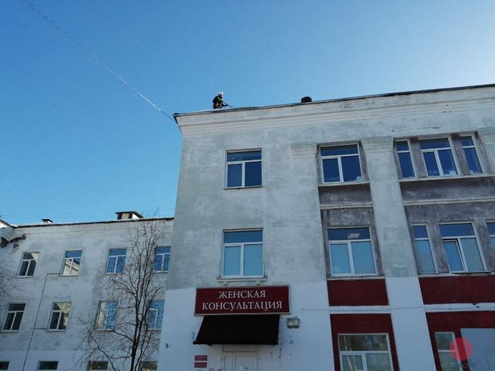 Спасатели помогли убрать снег с крыши здания женской консультации