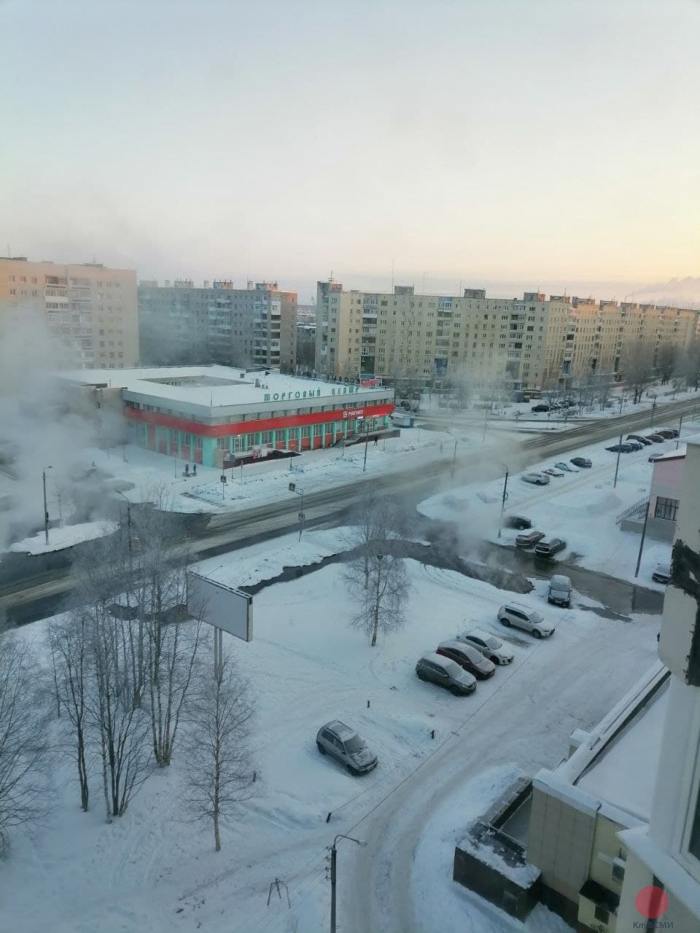 вода распространяется по проезжей части улицы Ломоносова