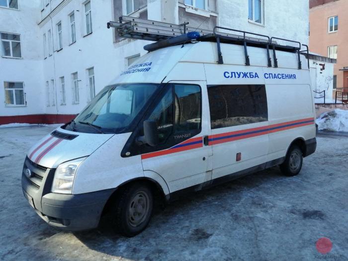 Спасатели помогли убрать снег с крыши здания женской консультации