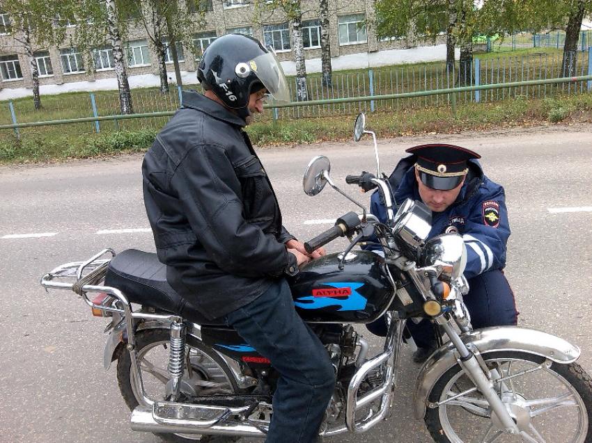 Мопеды нужно регистрировать. Мотобат ИЖ. Полицейский мопед. ДПС И мопед. Мопед ГИБДД.