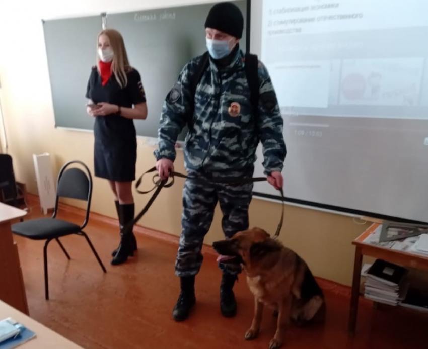 Северодвинские полицейские рассказали школьникам об опасности наркотиков