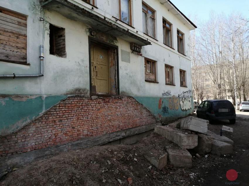 крыльцо разобрано, бетонные балки брошены