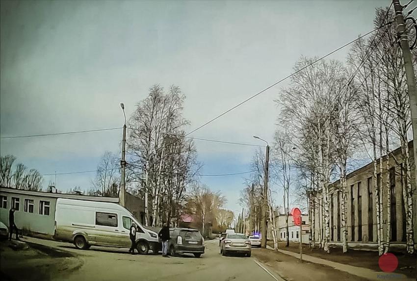 В Северодвинске на перекрёстке со сферическим зеркалом произошло ДТП
