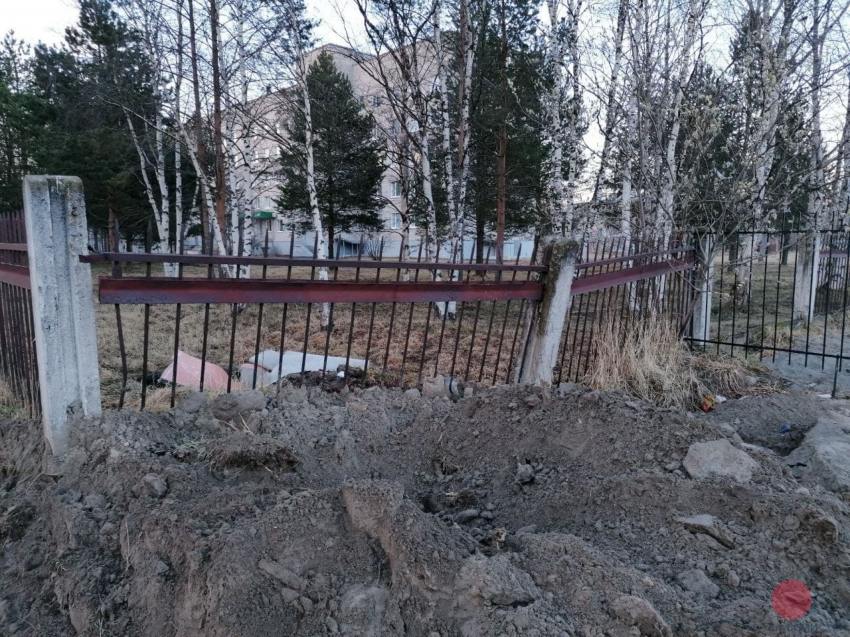 угол забора разрушен