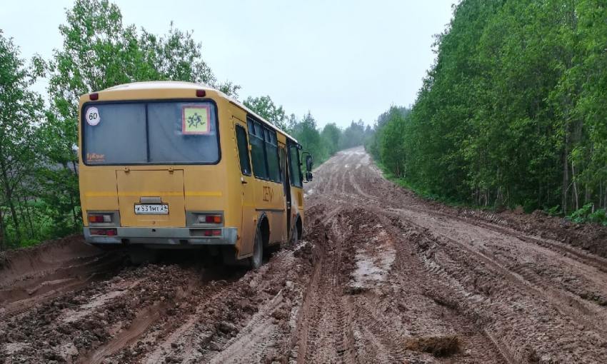 Дорога к одной из самых красивых деревень России разбита лесовозами