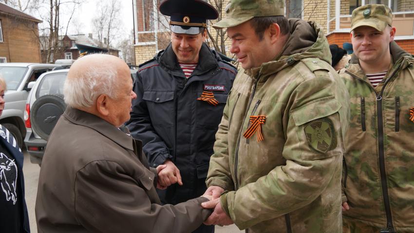 Областная Росгвардия провела «Парад у дома ветерана» 