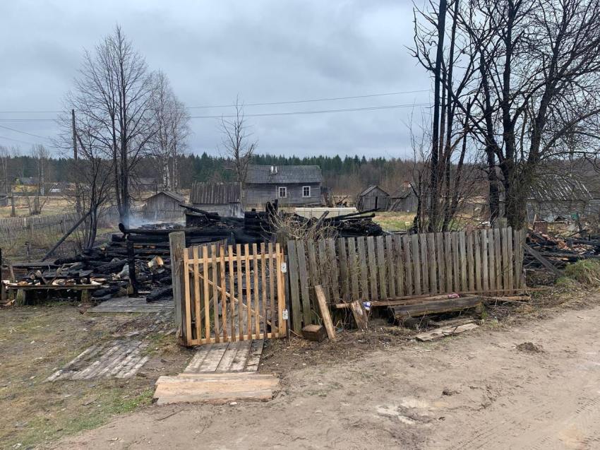 Следователи проводят проверку по факту гибели двух человек при пожаре в Коношском районе