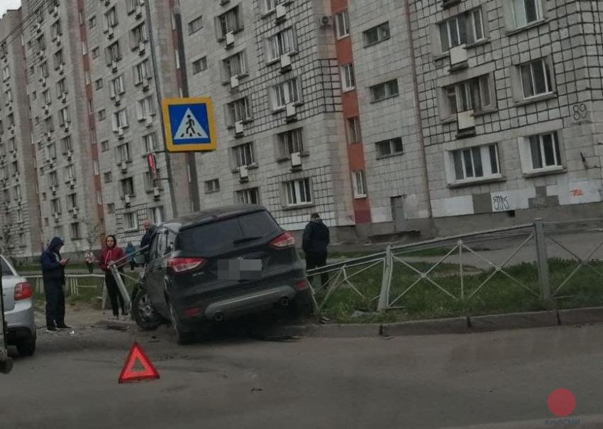 В Северодвинске на перекрёстке столкнулись два автомобиля