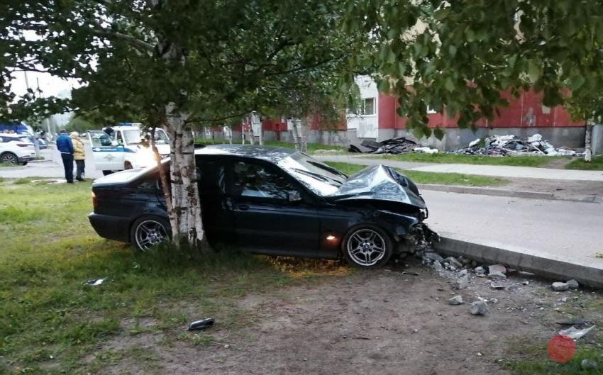 В Северодвинске водитель «БМВ» сбил фонарный столб